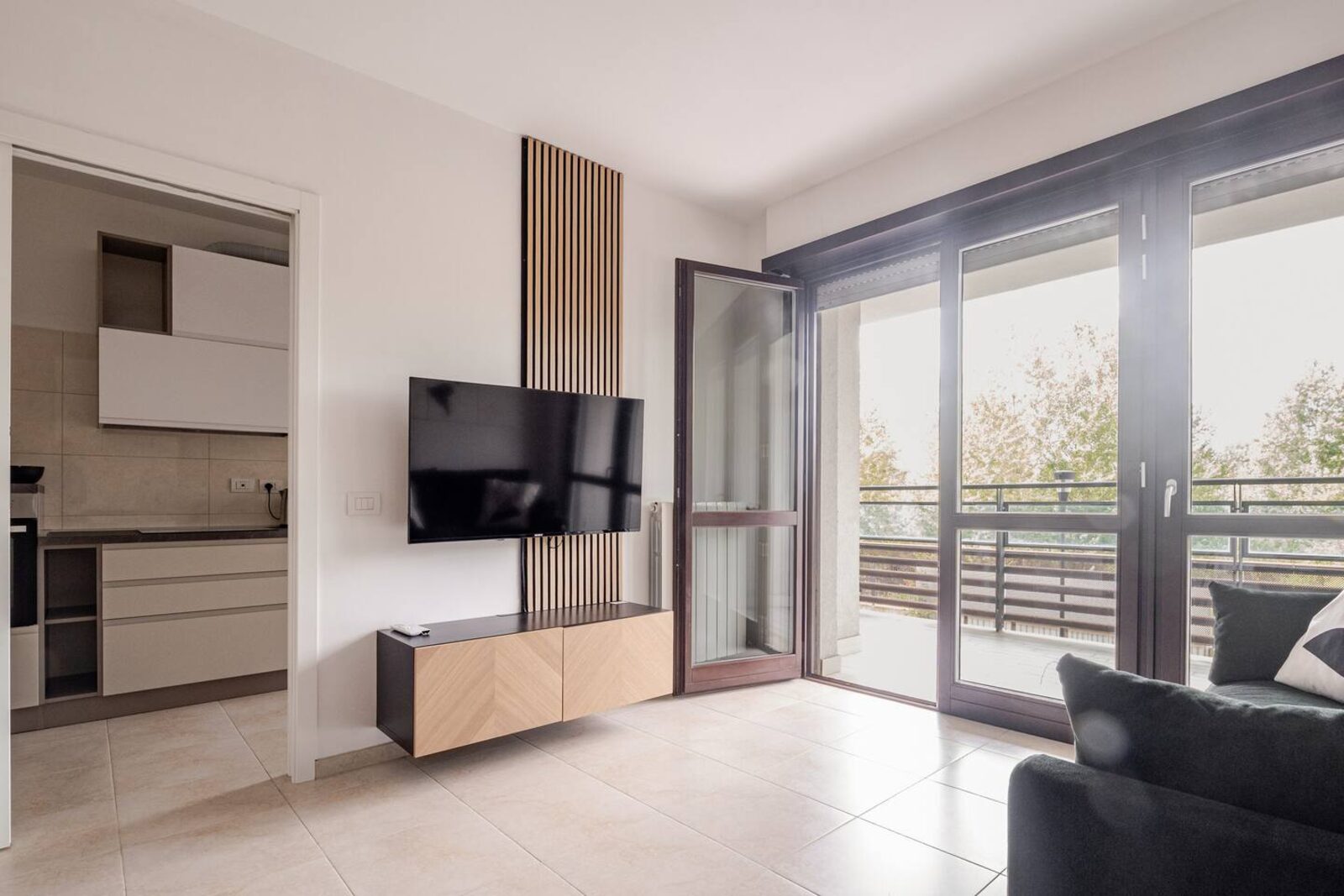 Soggiorno · Smart TV e balcone